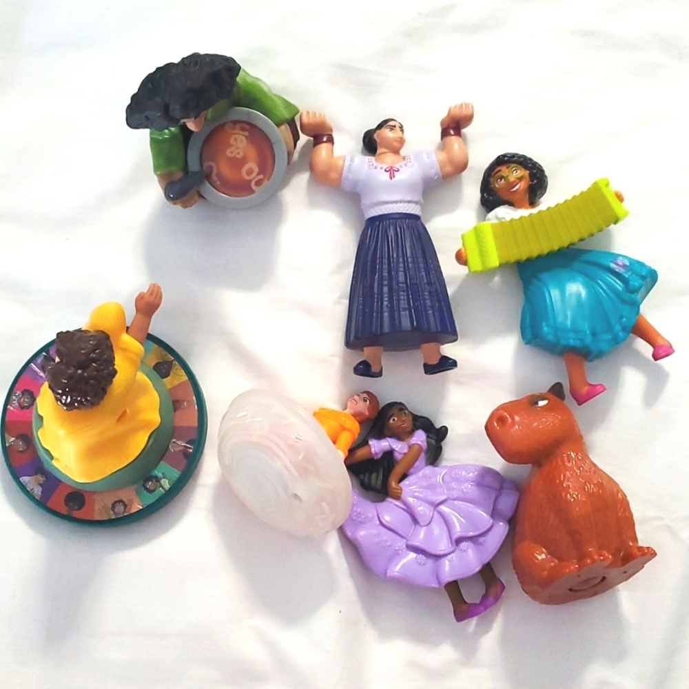 : Incomplete 7pc bundle of McDonalds happymeal Disney Encanto Toys lot